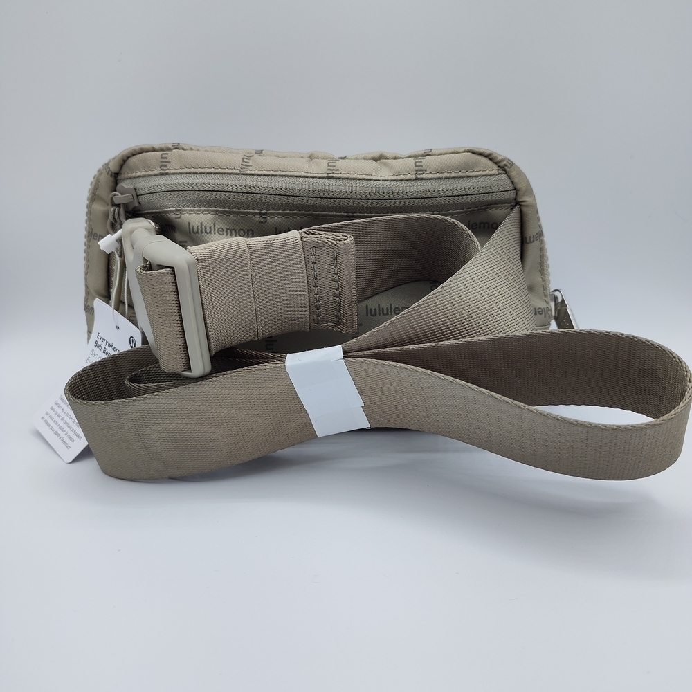 🔥 NWT Lululemon Everywhere Belt Bag – Light Gray Logo Print - Picture 3 of 4